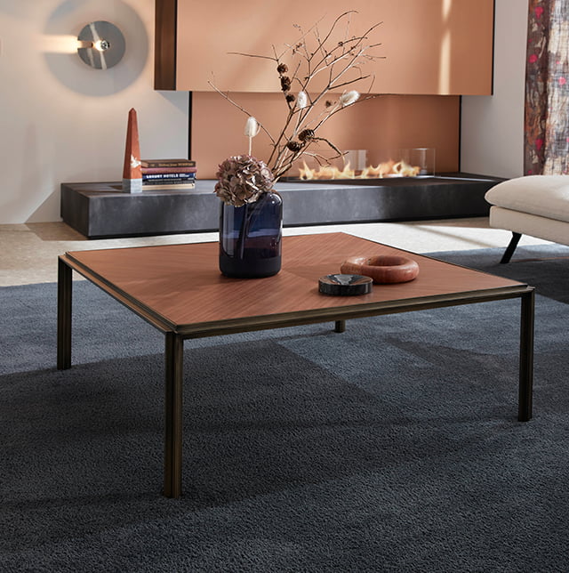 Couchtisch mit einer Holzplatte auf einem blauen Teppich