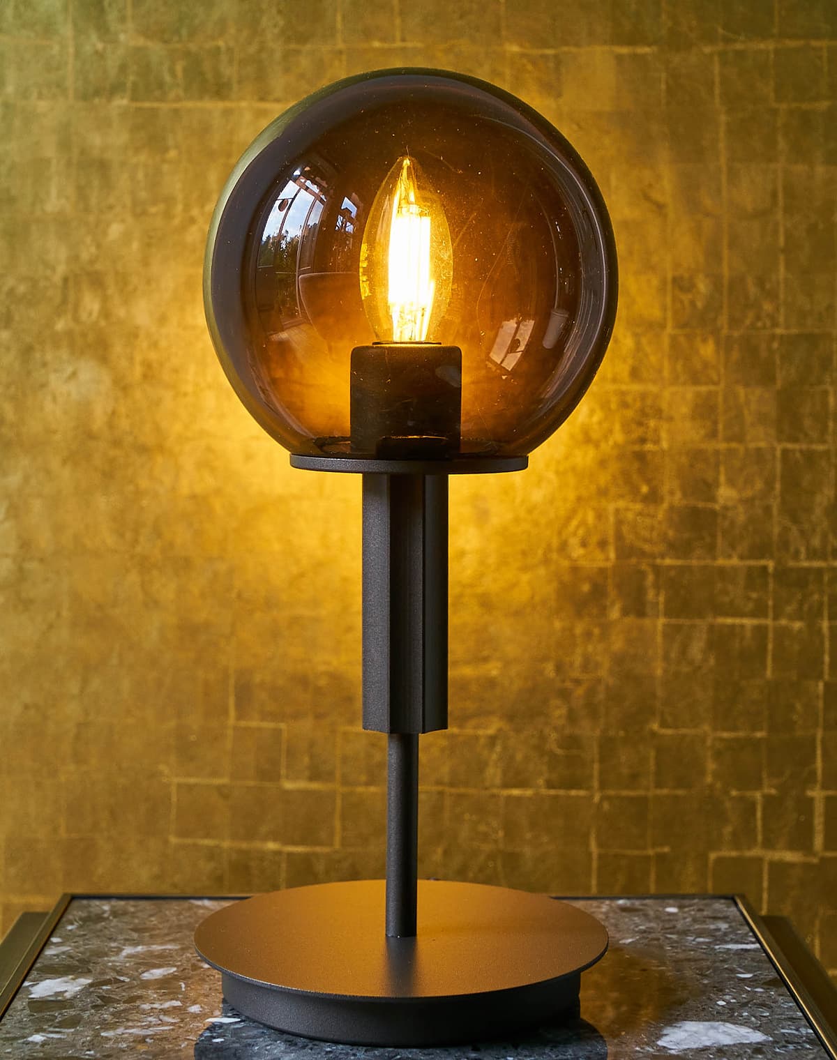 Nahaufnahem der Tischleuchte Atmosphere mit dunklem Glas