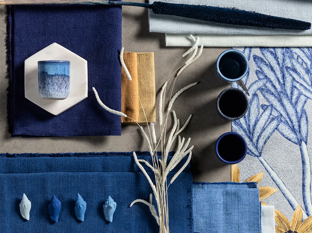 Stoffcollage mit blauen Stoffen