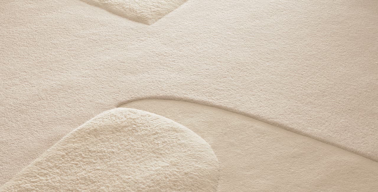 organisches Teppichdesign in weiß das durch Formen abstrakt eine Winterlandschaft nachahmt