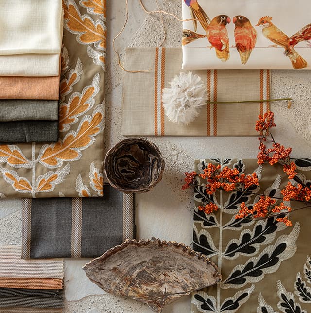 Stoffcollage mit Stoffen in orange, blau, grau und weiß