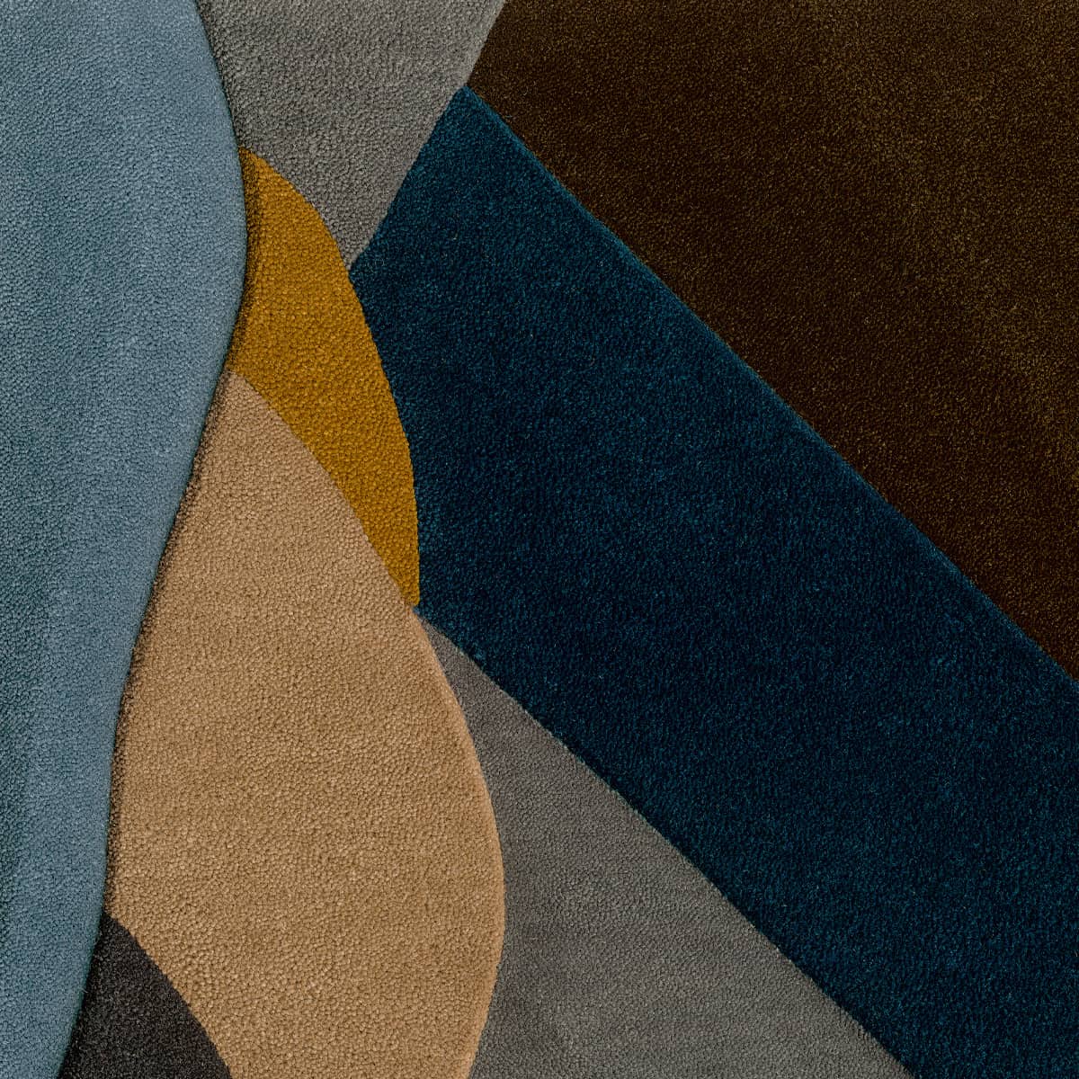 Dunkler Teppich mit grafischen Muster