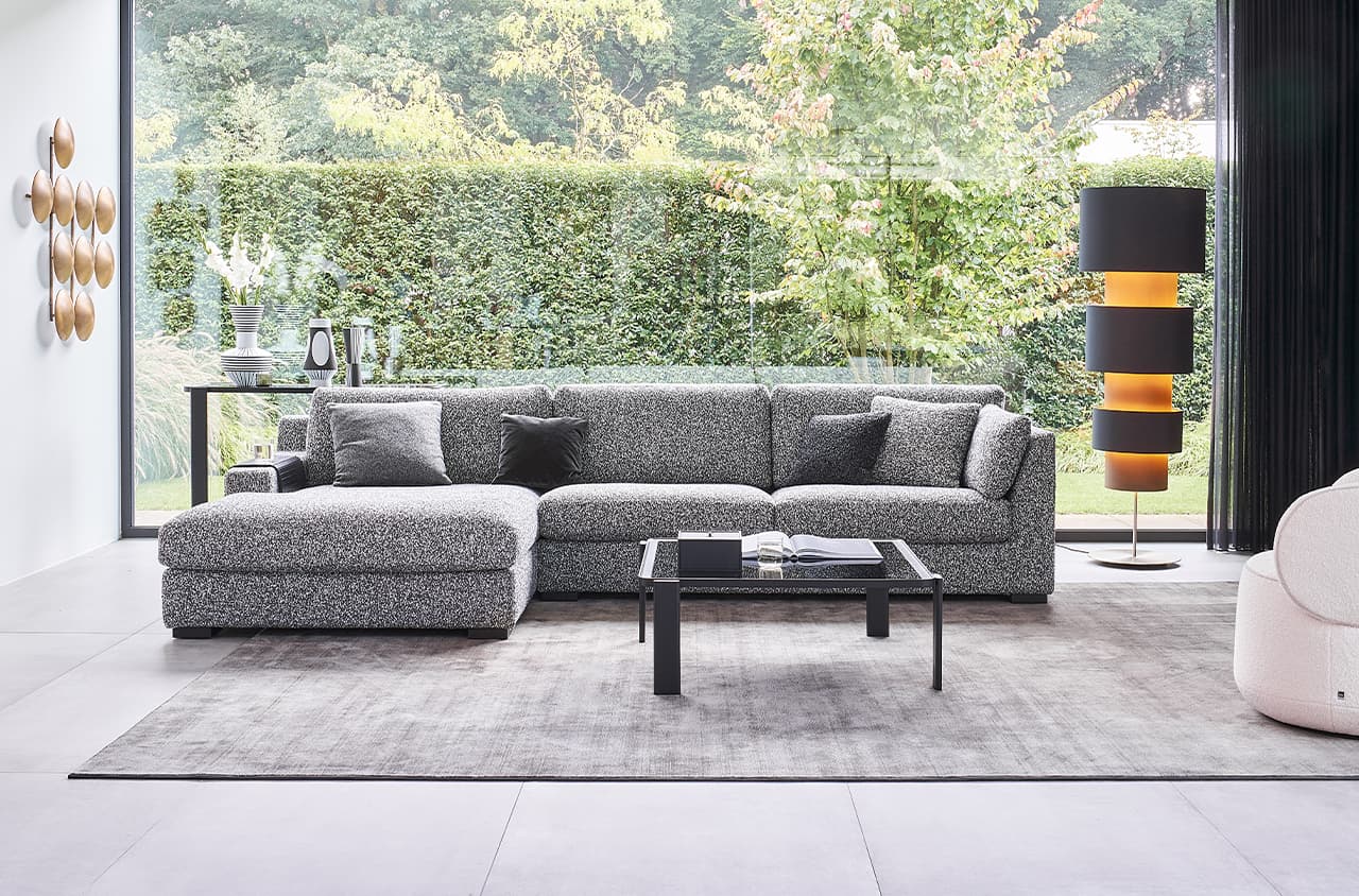 Graues Sofa im modernen Wohnbereich.