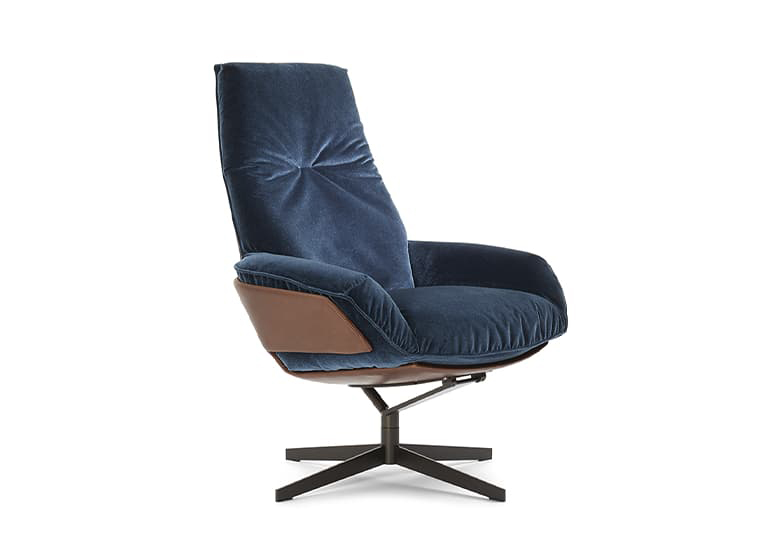 Freisteller eines blauen Sessels mit Holz-Schale und Sternfuß