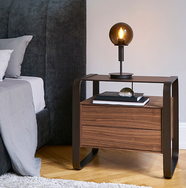 Nachttisch aus Nussbaum mit Metallbeinen