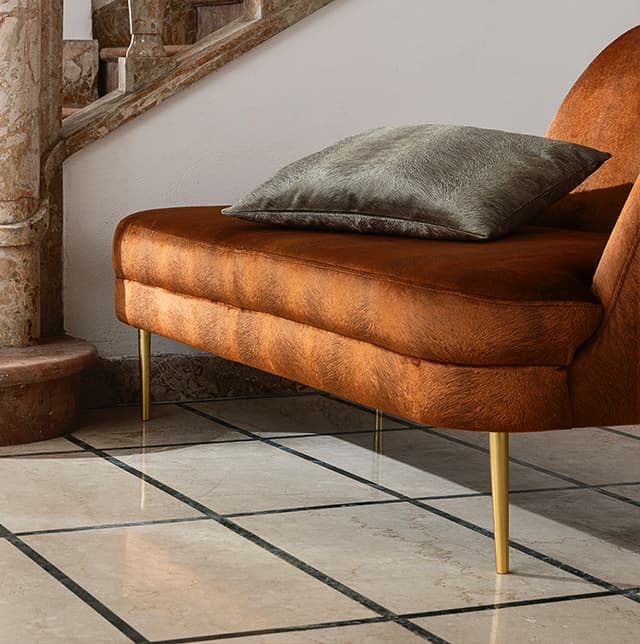 Brauner Sessel vor Treppe