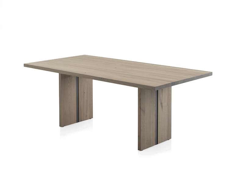 Freisteller eines Esstischs aus Holz