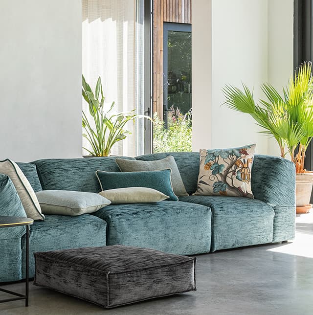 Blaues Sofa und Kissen mit Printmotiv