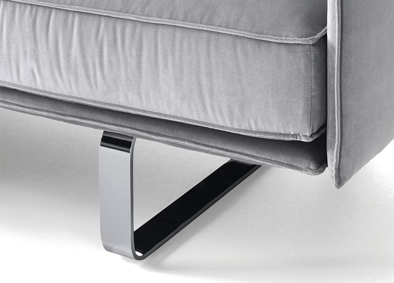 Freisteller einer Kufe eines grauen Sofas