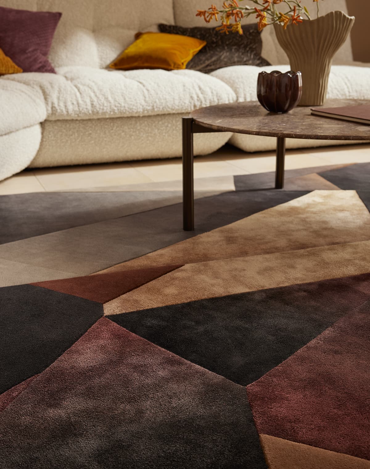 Nahe Aufnahme Teppich Smokey Topaz in einer Raumsituation mit Sofa und Tisch