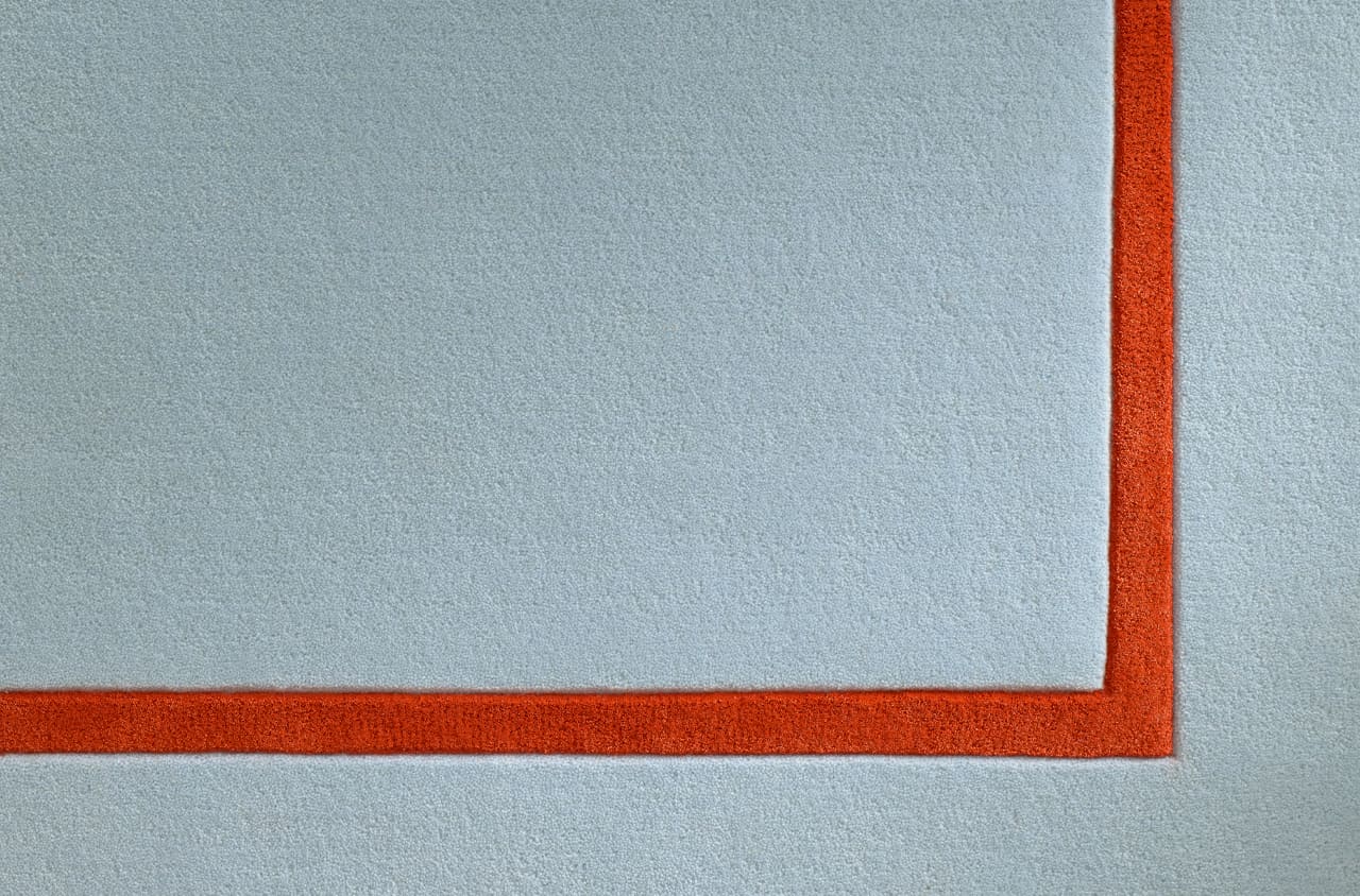 Blauer Teppich mit rotem Rahmen