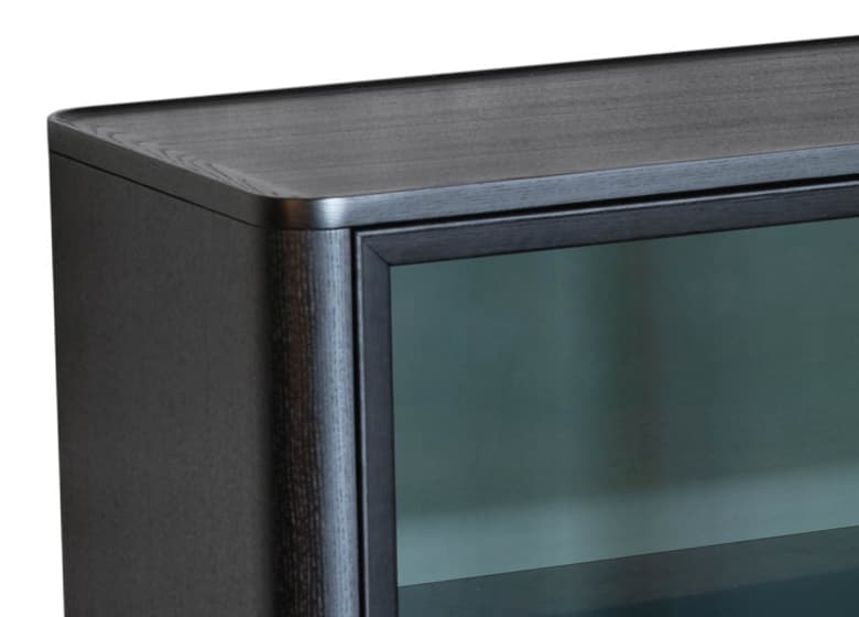 Detailaufnahme der Außenseite des Sideboards Allure in schwarz