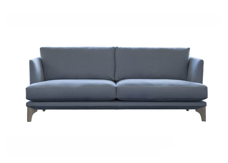 Freisteller eines hellblauen Sofas miz zwei Sitzflächen.
