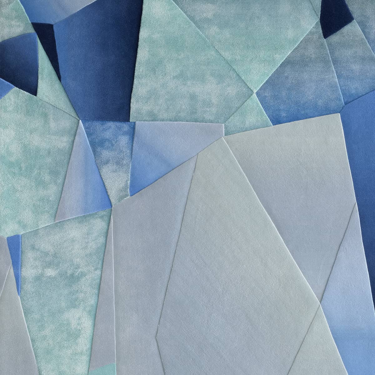 Blauer Teppich mit grafischen Muster