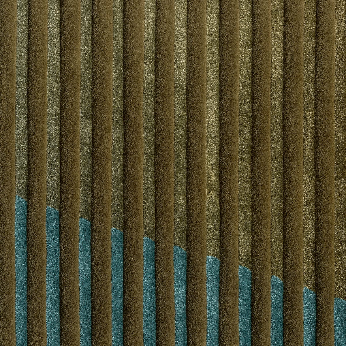 Khakifarbiger Teppich mit Streifen in Blau