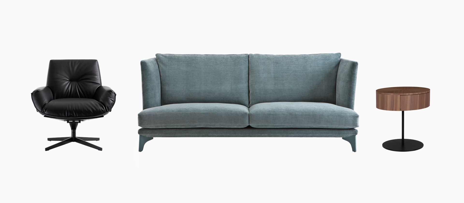 Freisteller von einem schwarzen Sessel, einem Sofa und einem Nachttisch.