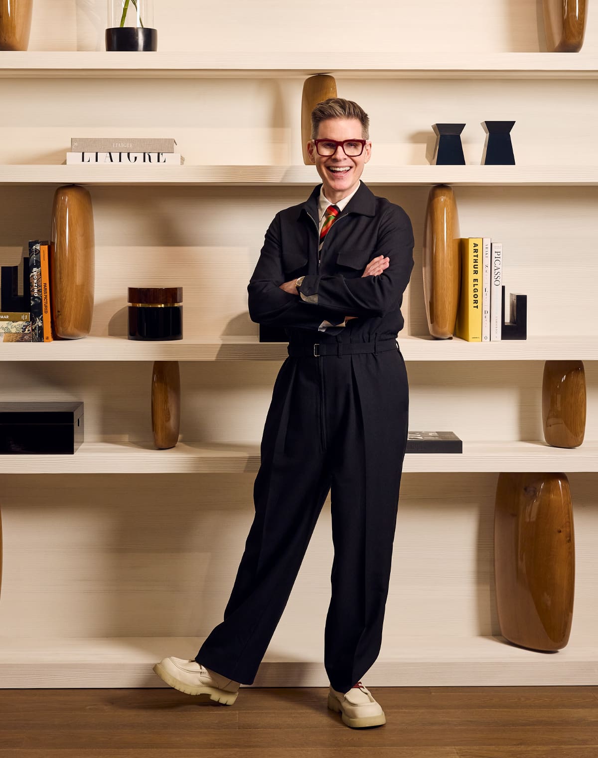 Designer steht vor Wohnwand