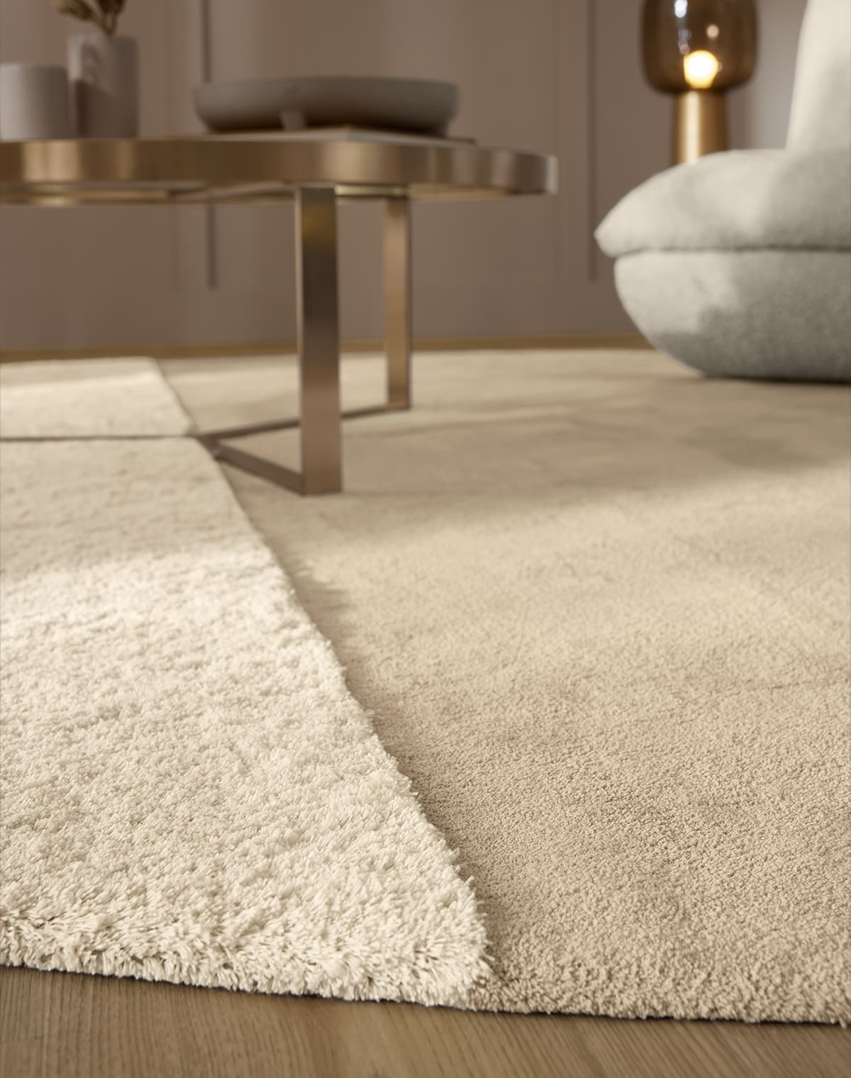 Zwei Teppiche in Beige