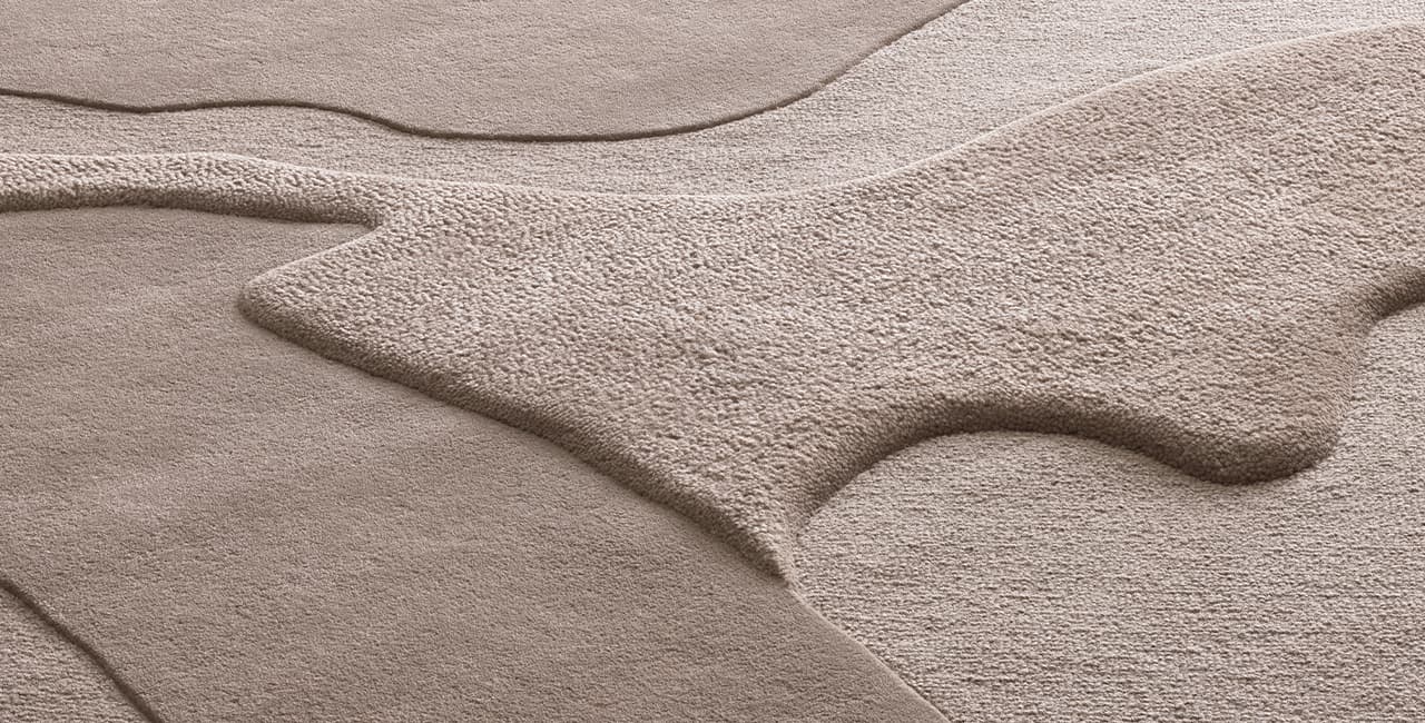 organisches Teppichdesign in beige das durch Formen eine Winterlandschaft nachahmt