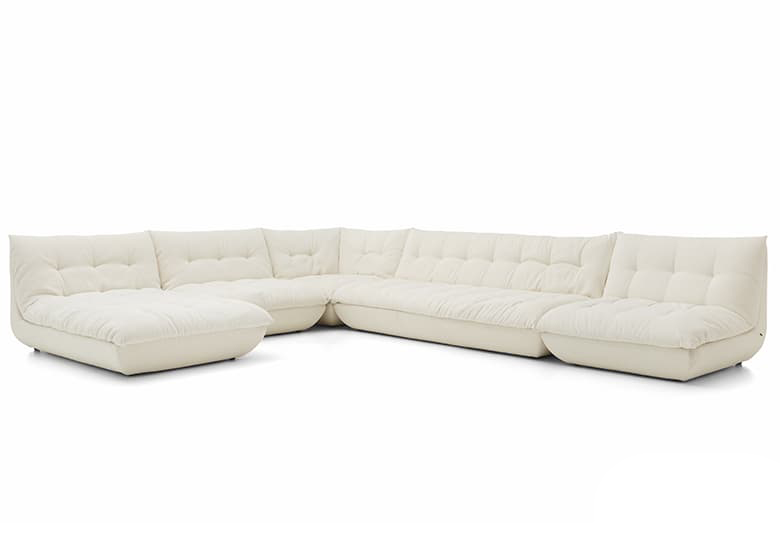 Freisteller eines weißen Sofas mit einem Eckteil und einem Longchair.