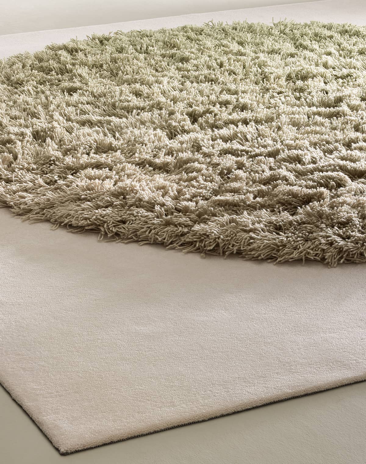Beiger teppich mit grünem Kreis Detailbild
