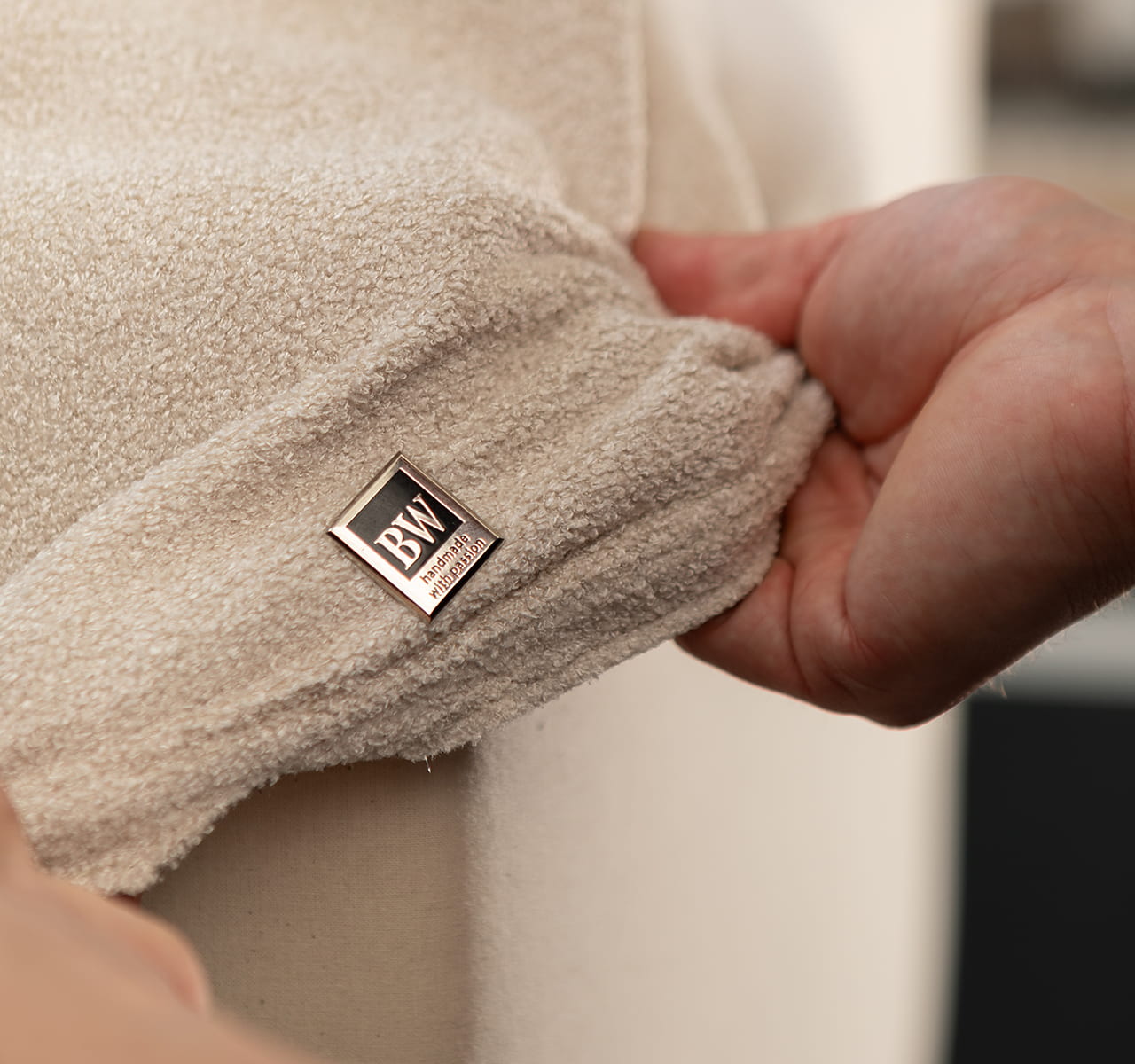 Detailaufnahme von einem Stoffüberzug mit BW Logo