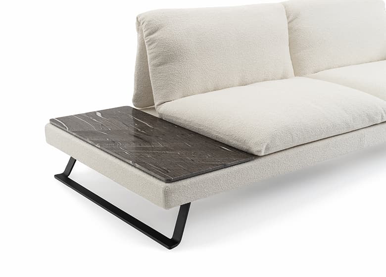 Nahaufnahme einer braunen Granit-Tischplatte, welche an einem Tisch angebracht ist.