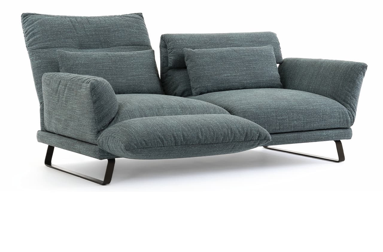 Freisteller eines grünen Sofas auf schwarzen Kufen