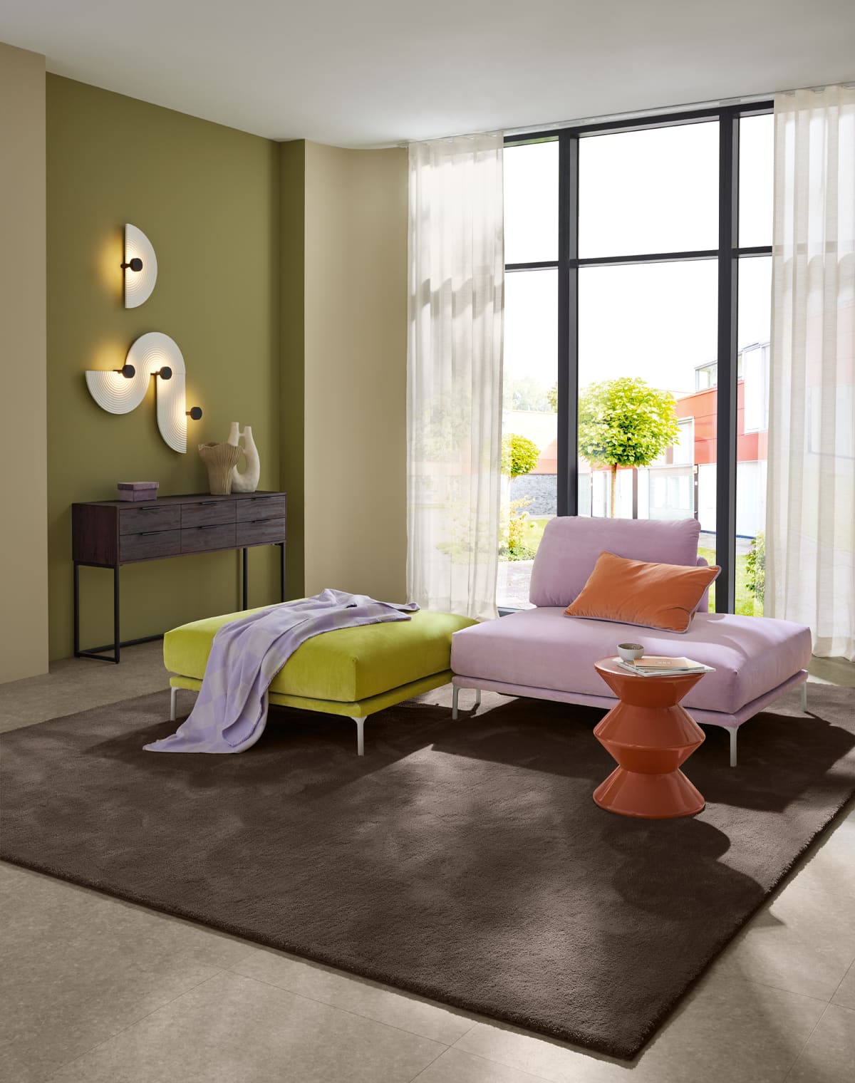 Modernes Wohnzimmer mit dunklem Teppich