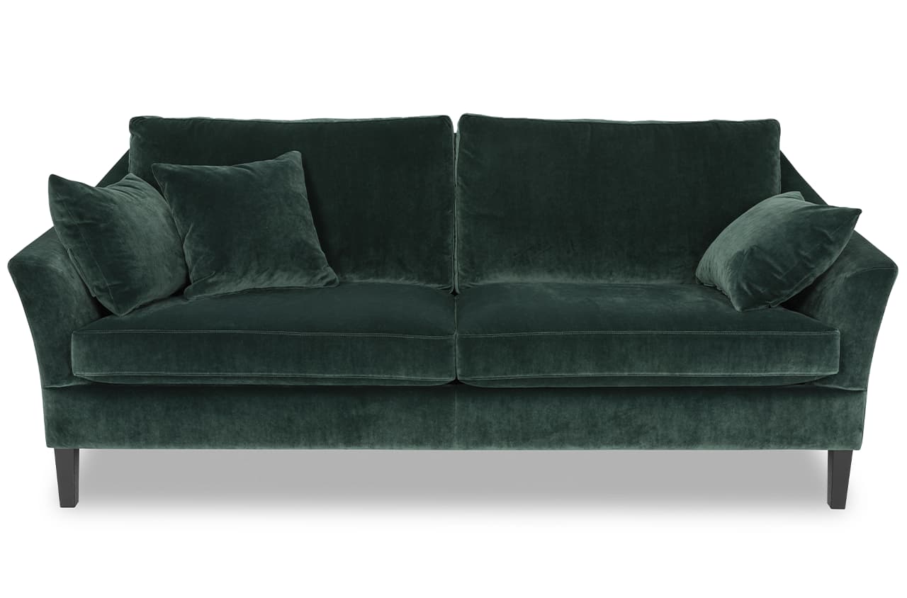 Freisteller eines grünen Sofas mit gleichfarbigen Deko-Kisse