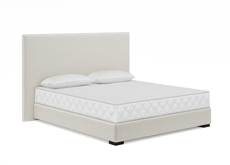Freisteller eines bodennahen Boxspringbetts in weiß