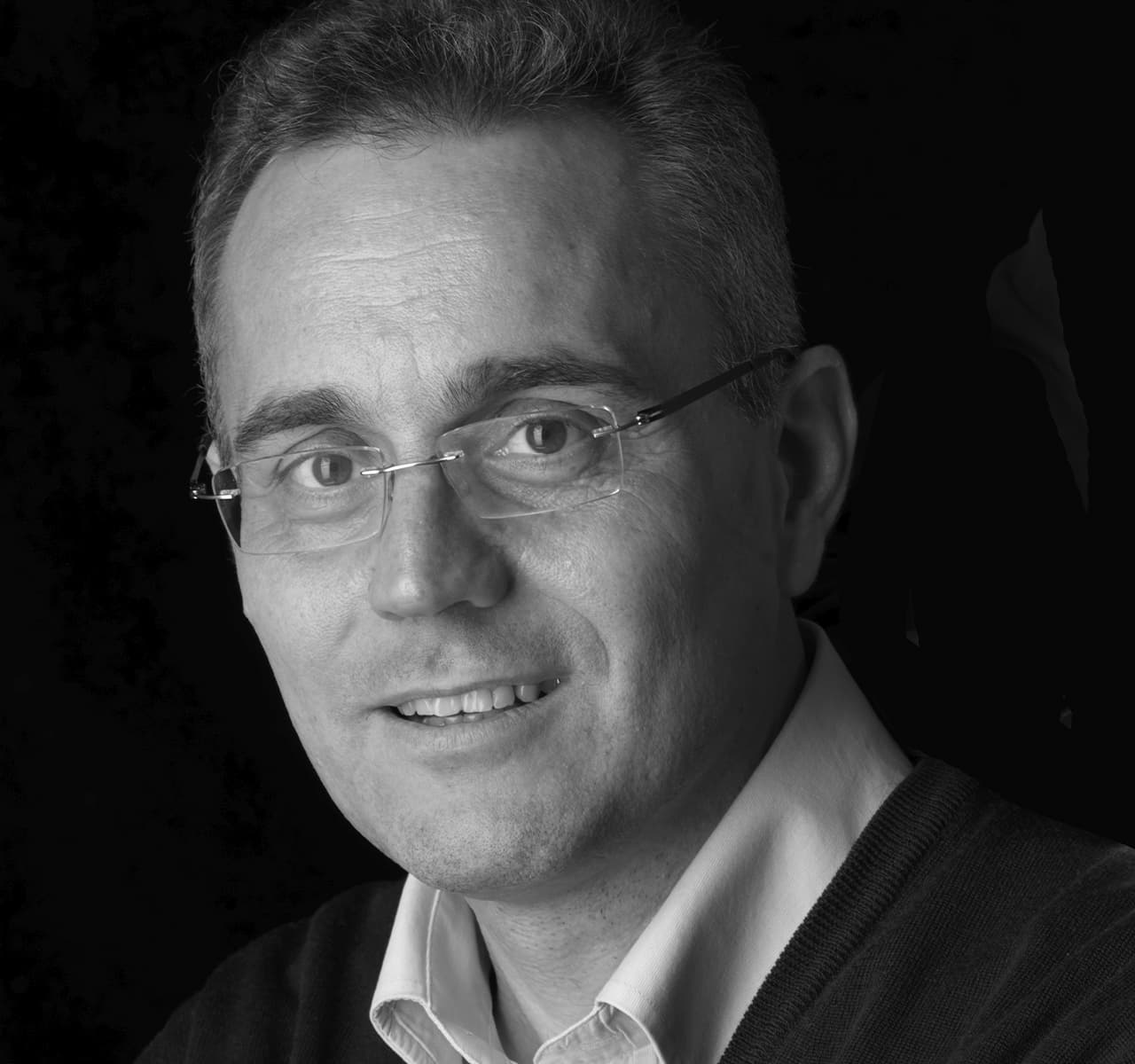 Foto des Designers Alberto Colzani in schwarz weiß