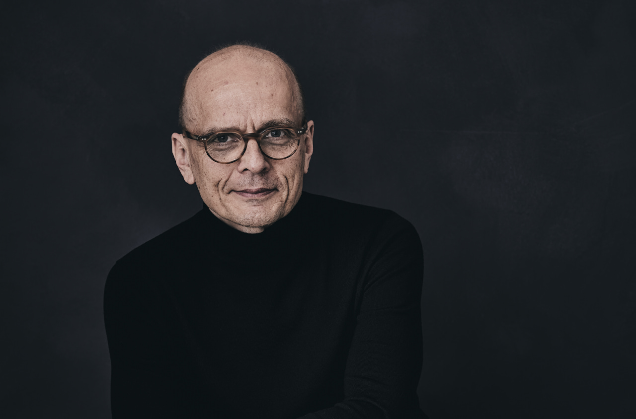 Portraitfoto von einem Mann im schwarzen Rollkragen Pullover 