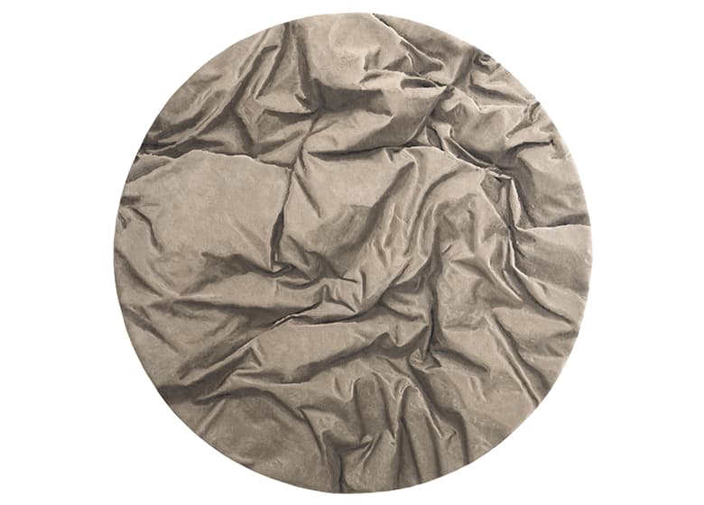 rundes, dreidimensionales Teppichdesign in beige in zerknautschtem, wohnlichem Design