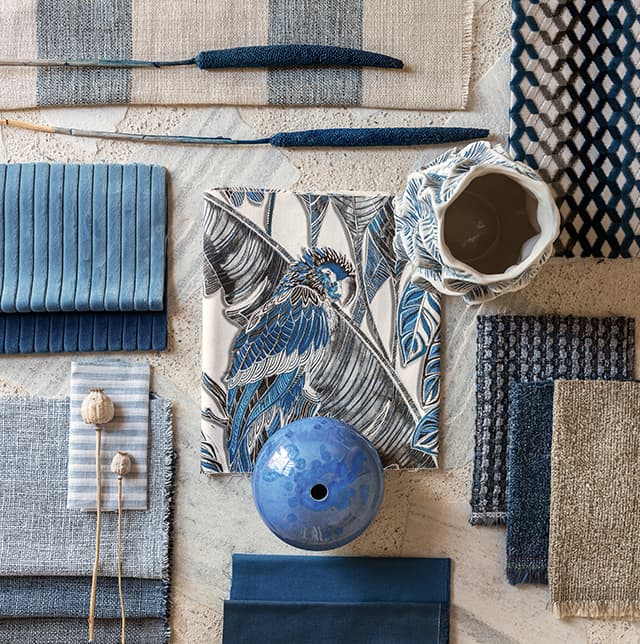 Stoffcollage mit blauen und beigen Stoffen