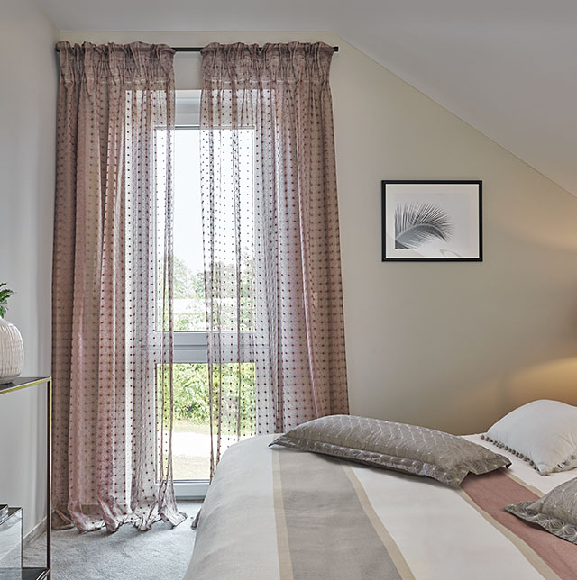 Gardisette Stella Gardine in einem Schlafzimmer