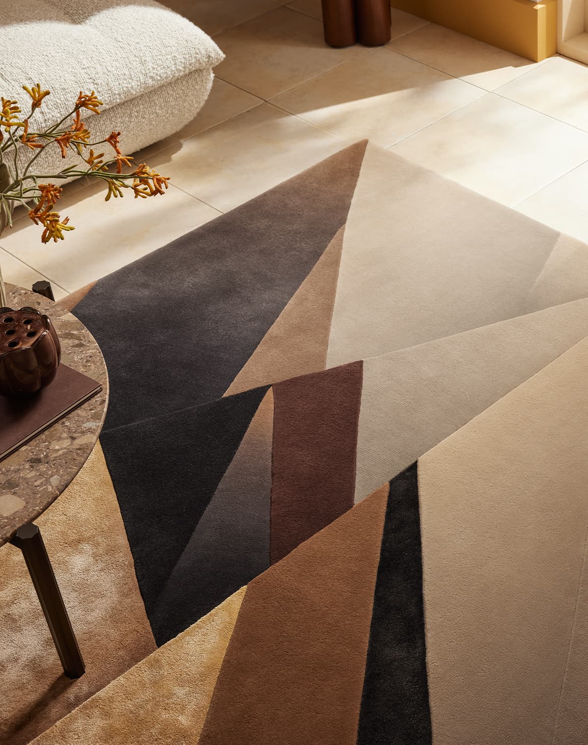 Nahe Aufnahme Teppich Smokey Topaz in einer Raumsituation mit Sofa und Tisch
