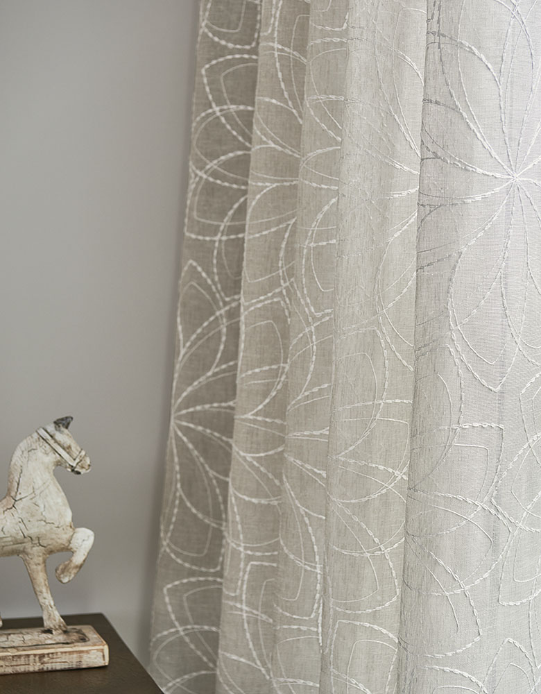 Gardisette Stella Gardine in einem Schlafzimmer