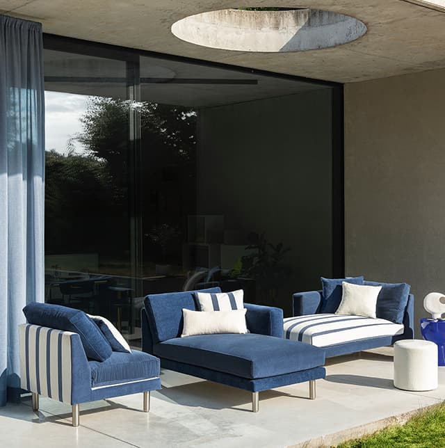 Outdoor-Sitzlandschaft in blau