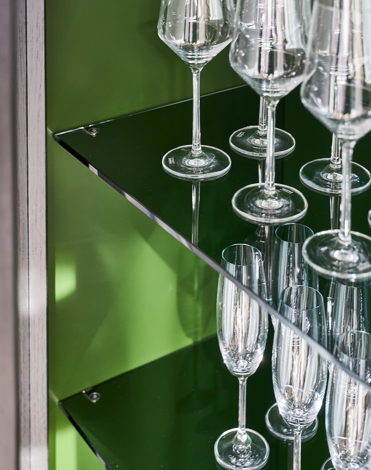 Sideboard Allure Nahaufnahem von der grünen Innenseite mit Gläsern