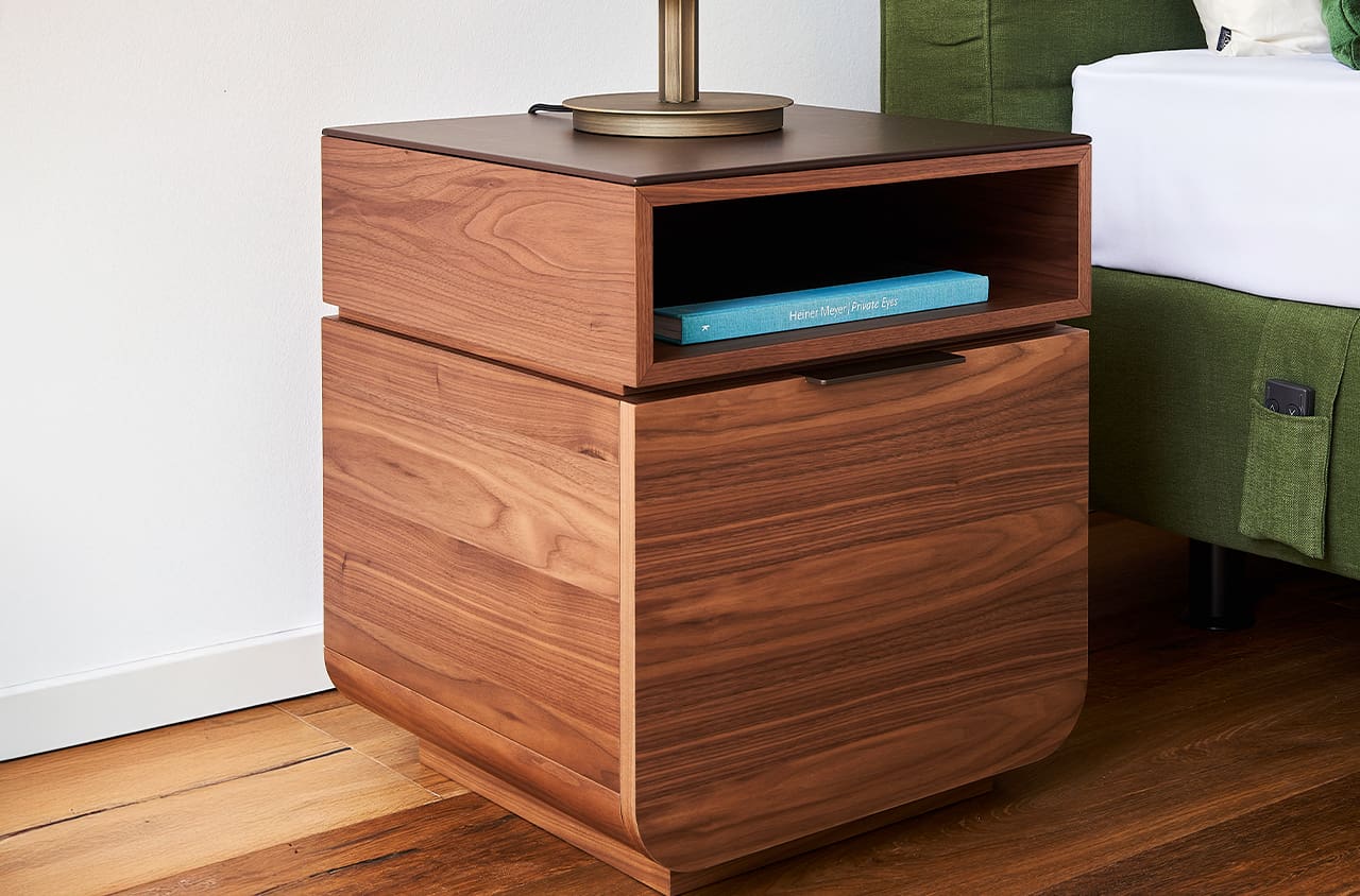 Nachttisch aus dunklem Holz