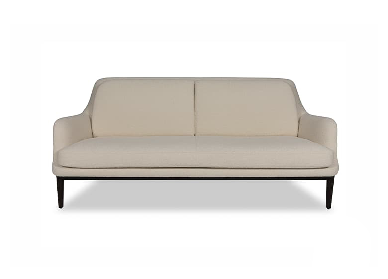 Freisteller eines beigen Sofas mit einer durchlaufenden Sitzfläche und einem geteilten Rückenkissen.