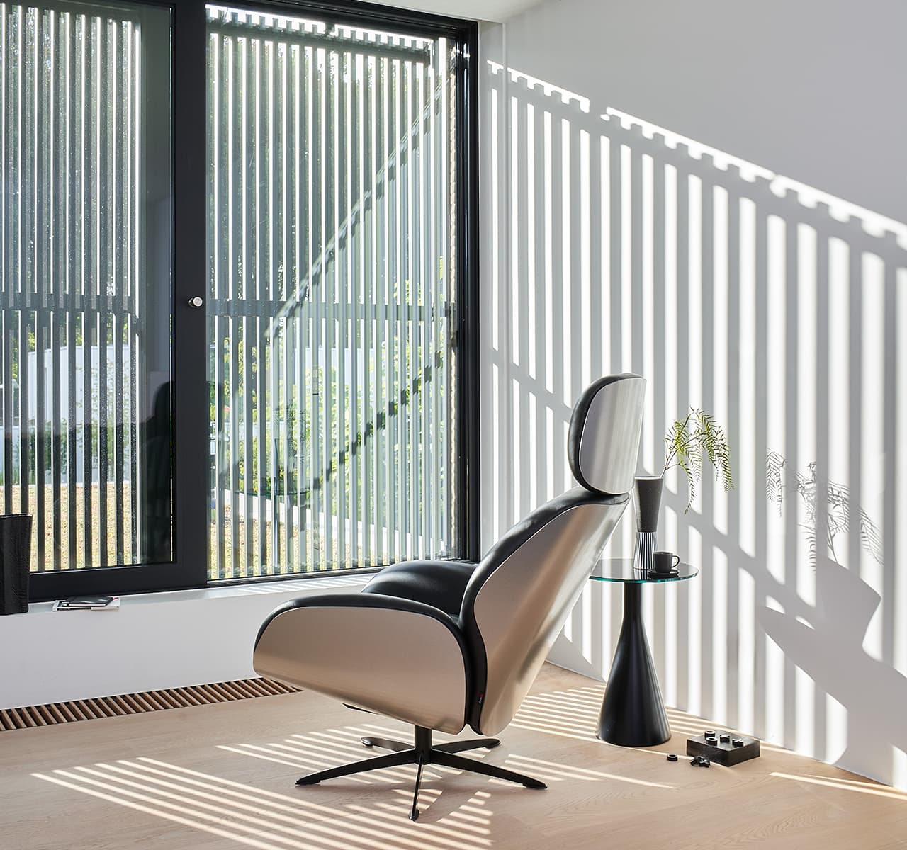 Ledersessel vorm Fenster