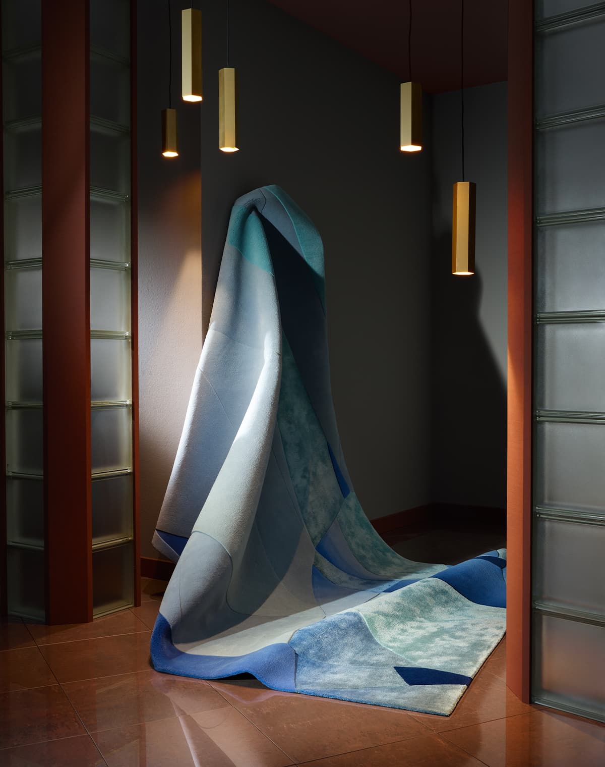 Teppich Blue Topaz in einem dunklen Raum von der Wand runter hängend