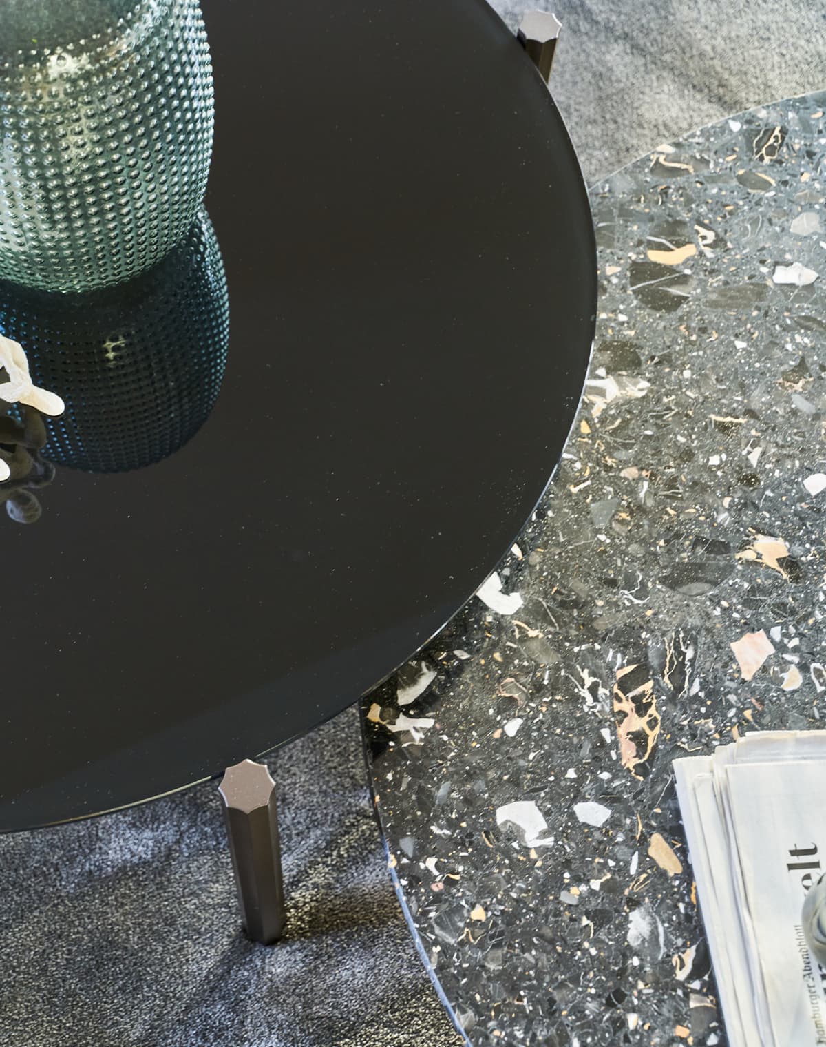Detailaufnahme von dem Tisch Hamilton in Terrazzo Portoro und schwarz nebeneinander
