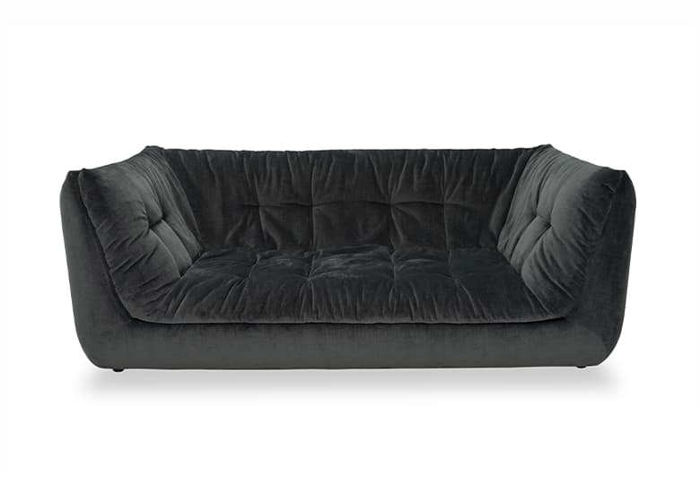 Freisteller eines schwarzen Sofas aus Samt. Es besteht aus einer durchgängigen Sitzfläche und gleichhohen Arm- und Rückenlehnen.