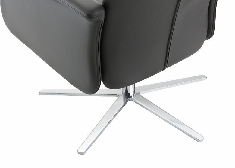 Detailaufnahme Sternfuß Sessel Master in glänzend verchromt