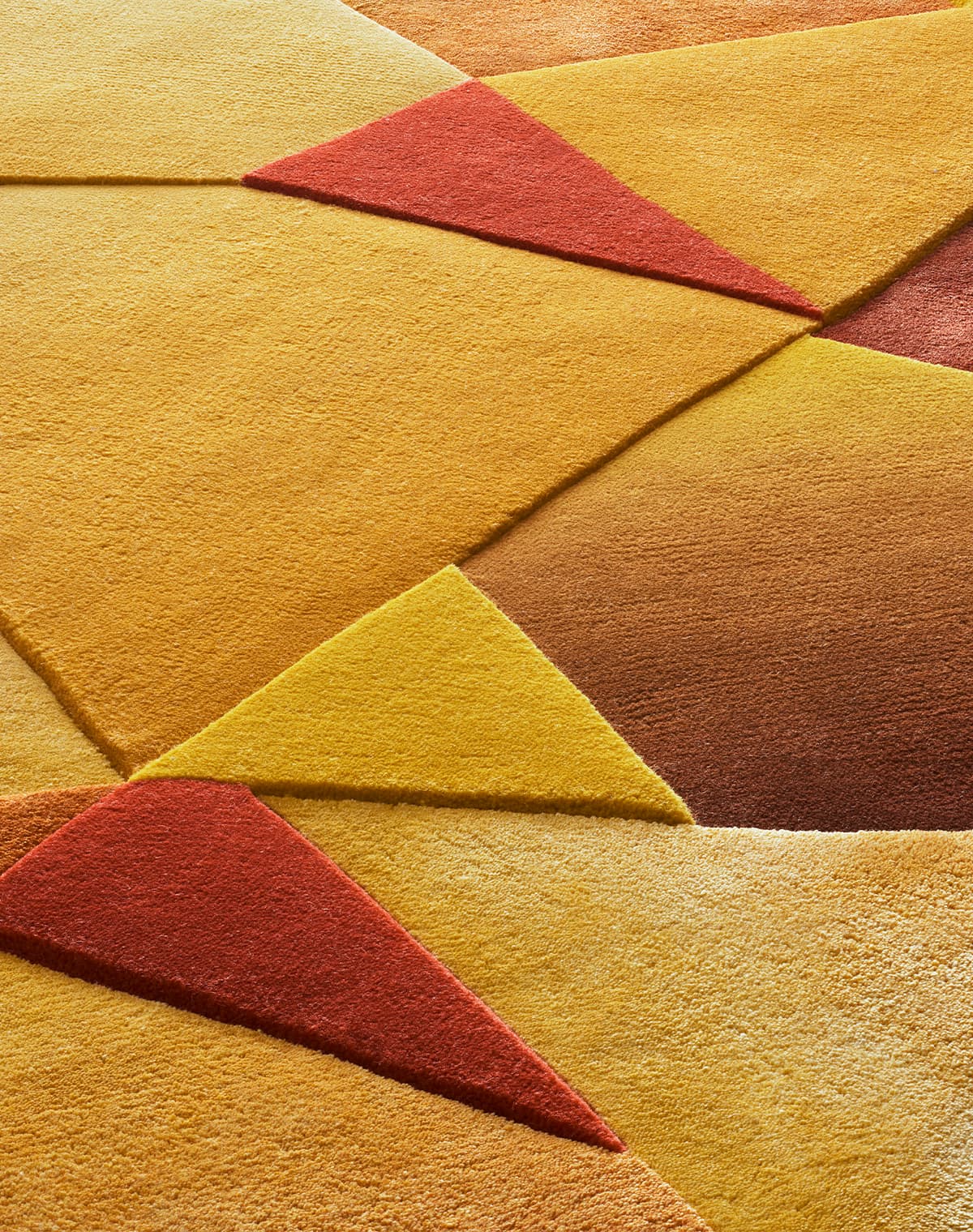 Gelber Teppich mit Grafischen Muster