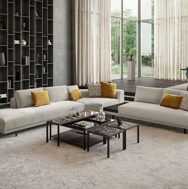 Weißes Sofa in einem Schwarz-Weißen raum mit Akzenten in Senf