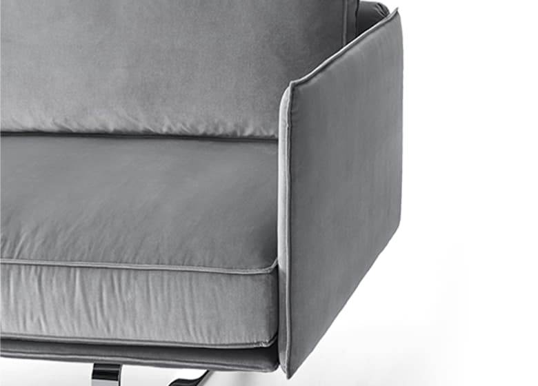 Freisteller einer Nahaufnahme einer Armlehne eines graune Sofas